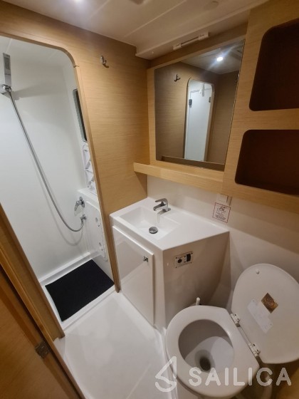 Lagoon 42 - Yacht Charter Sailica