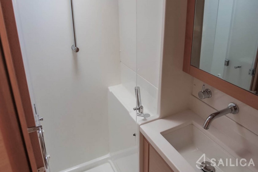 Lagoon 450  Flybridge - Yacht Charter Sailica