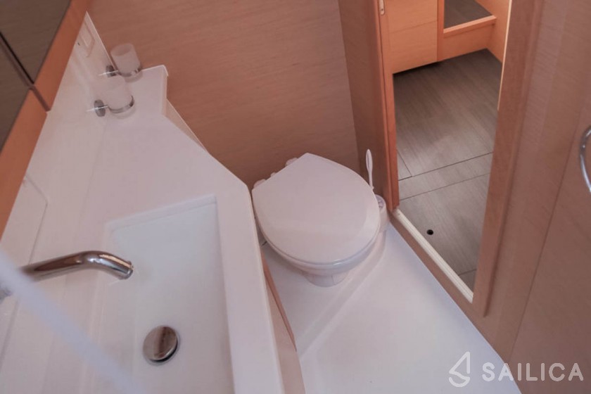 Lagoon 450  Flybridge - Yacht Charter Sailica