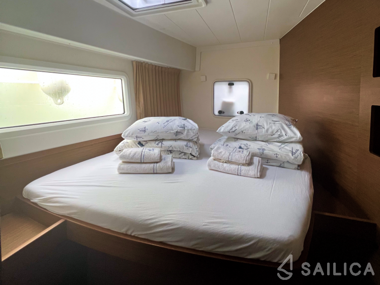 Lagoon 42 - Yacht Charter Sailica