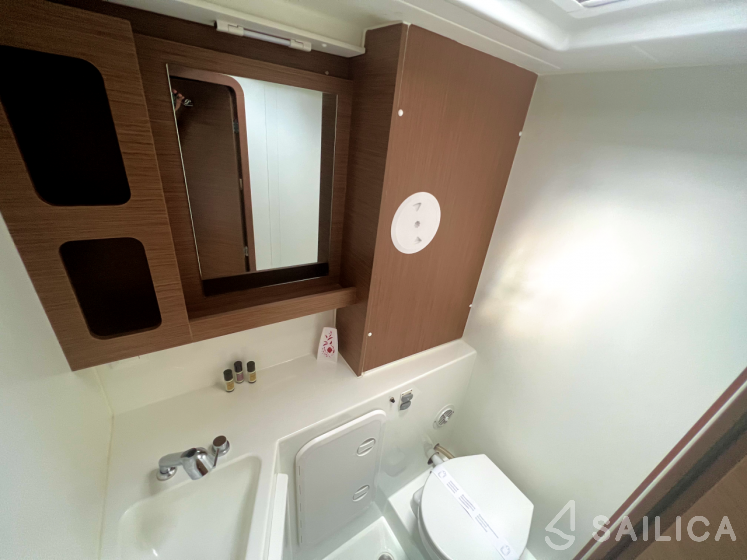 Lagoon 42 - Yacht Charter Sailica