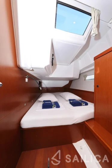 Oceanis 45 - Yacht Charter Sailica