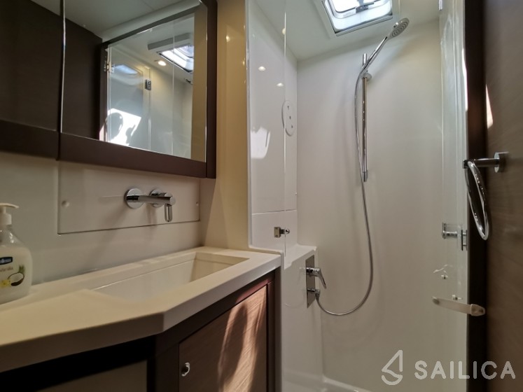 Lagoon 450 S - 4 + 2 cab. - Yacht Charter Sailica