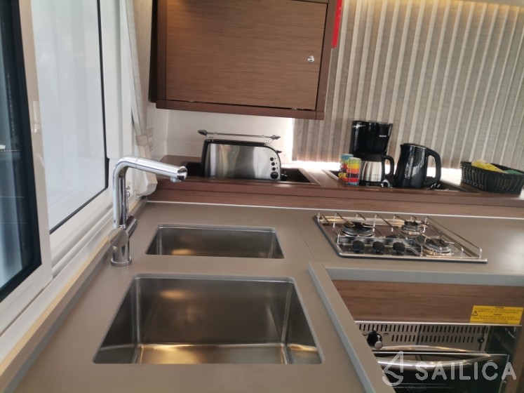 Lagoon 450 S - 4 + 2 cab. - Yacht Charter Sailica
