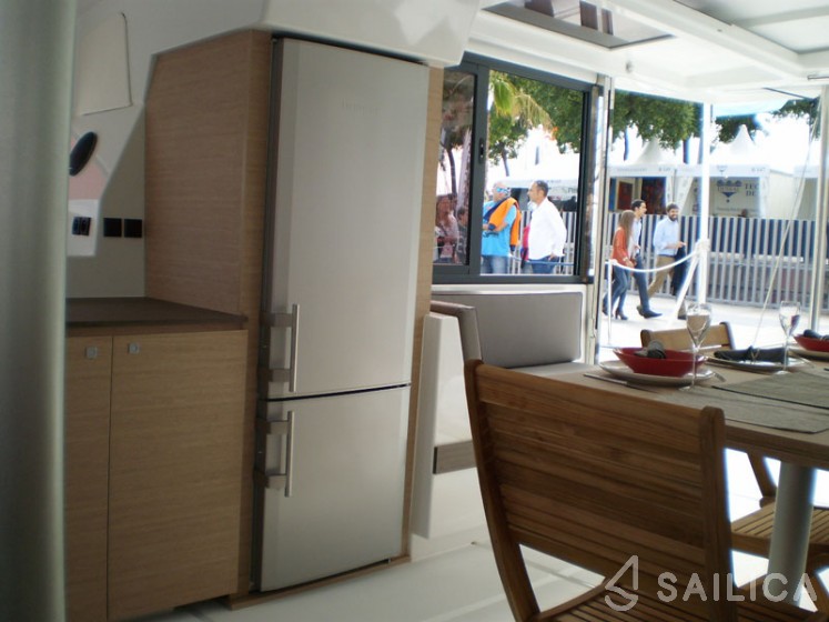 Bali 4.0 - 4 + 2 cab. - Yacht Charter Sailica