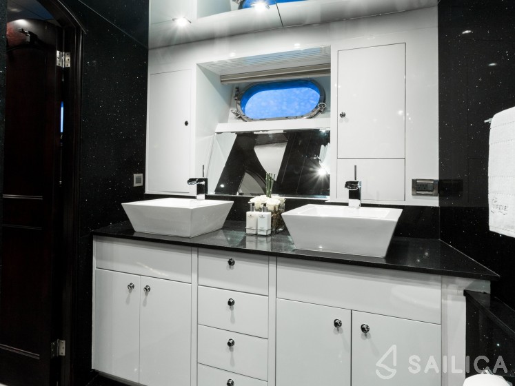 Crescent 116 - Yacht Charter Sailica