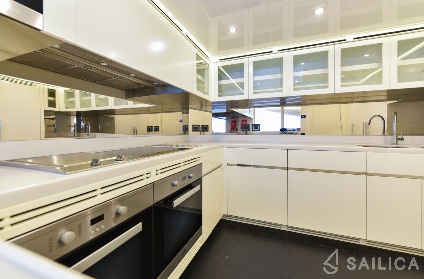 Majesty 122 - Yacht Charter Sailica