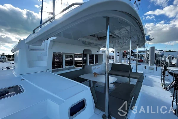 Lagoon 450  Flybridge - Yacht Charter Sailica