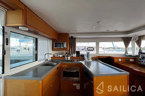 Lagoon 450  Flybridge - Yacht Charter Sailica