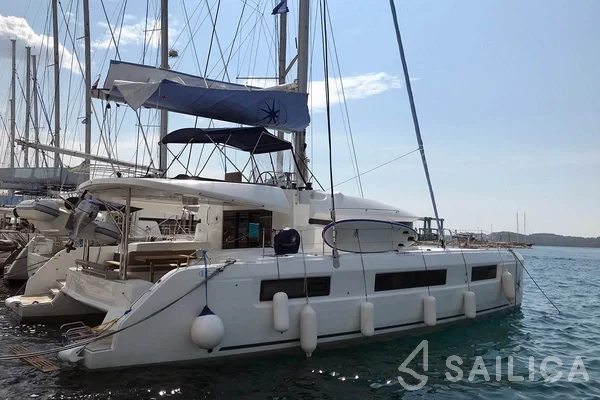Lagoon 450  Flybridge - Yacht Charter Sailica