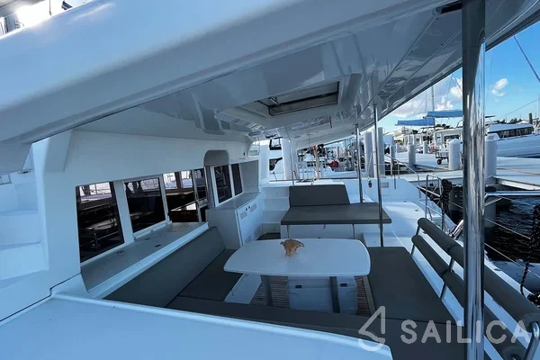 Lagoon 450  Flybridge - Yacht Charter Sailica