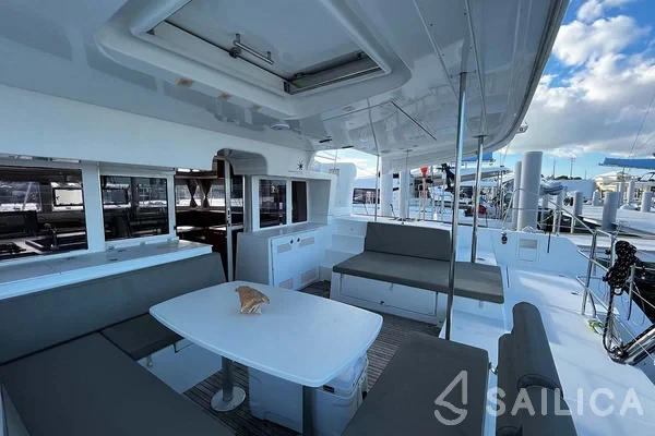 Lagoon 450  Flybridge - Yacht Charter Sailica