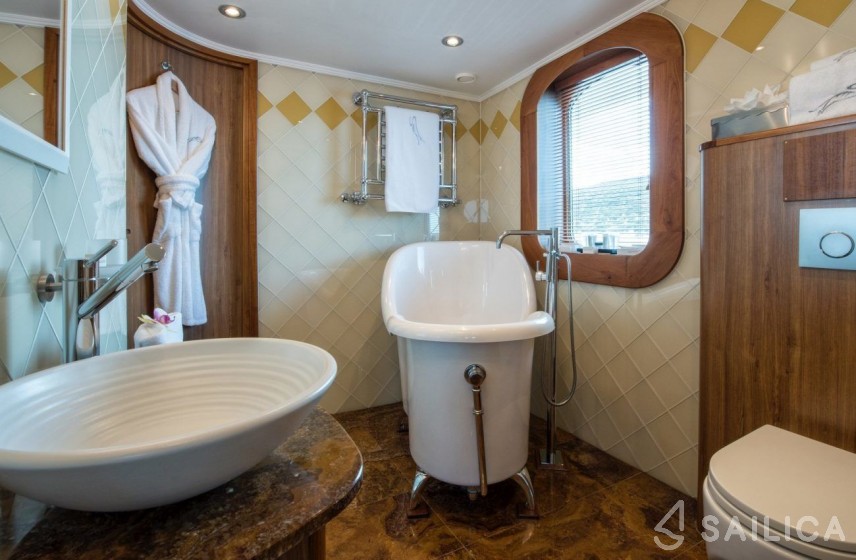Vuyk en Zonen 70 - Yacht Charter Sailica