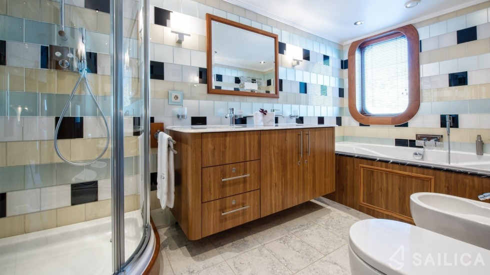 Vuyk en Zonen 70 - Yacht Charter Sailica