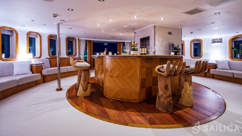 Vuyk en Zonen 70 - Yacht Charter Sailica