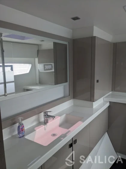 Astréa 42 - Yacht Charter Sailica