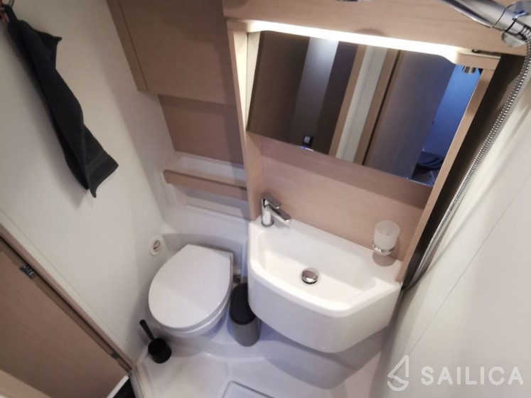 Oceanis 51.1 - Yacht Charter Sailica