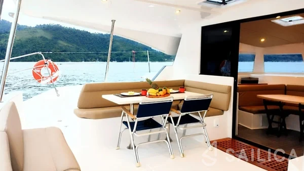 CatFlash 43 - Yacht Charter Sailica