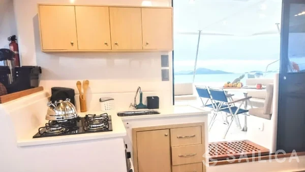 CatFlash 43 - Yacht Charter Sailica