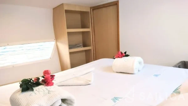 CatFlash 43 - Yacht Charter Sailica