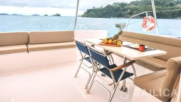 CatFlash 43 - Yacht Charter Sailica