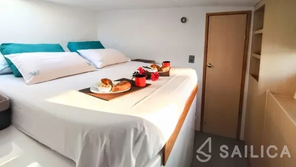 CatFlash 43 - Yacht Charter Sailica