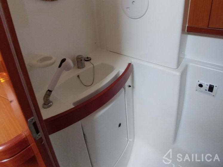 Oceanis 43 - Yacht Charter Sailica