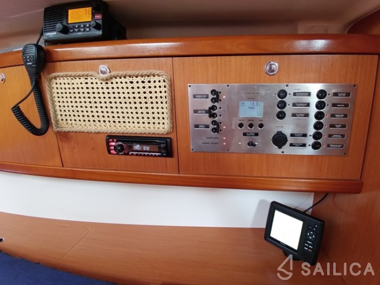 Oceanis 43 - Yacht Charter Sailica