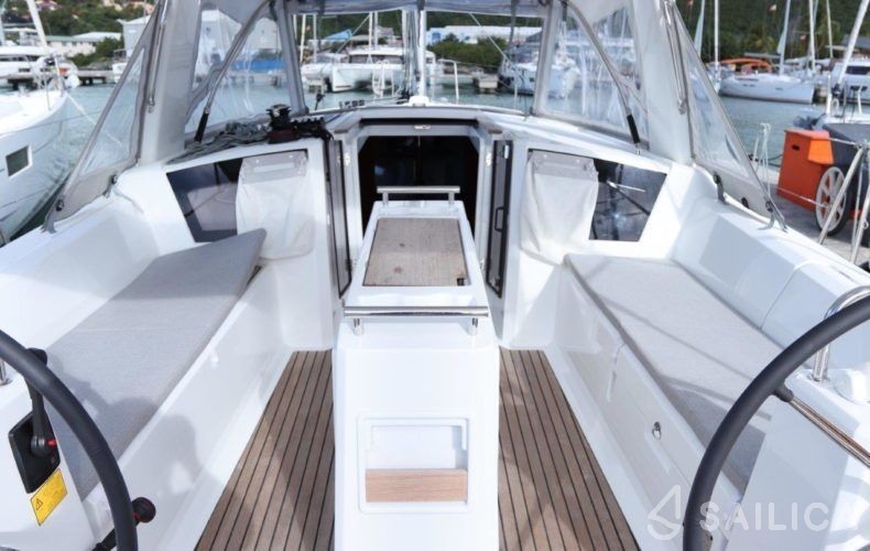 Oceanis 38.1 - Yacht Charter Sailica