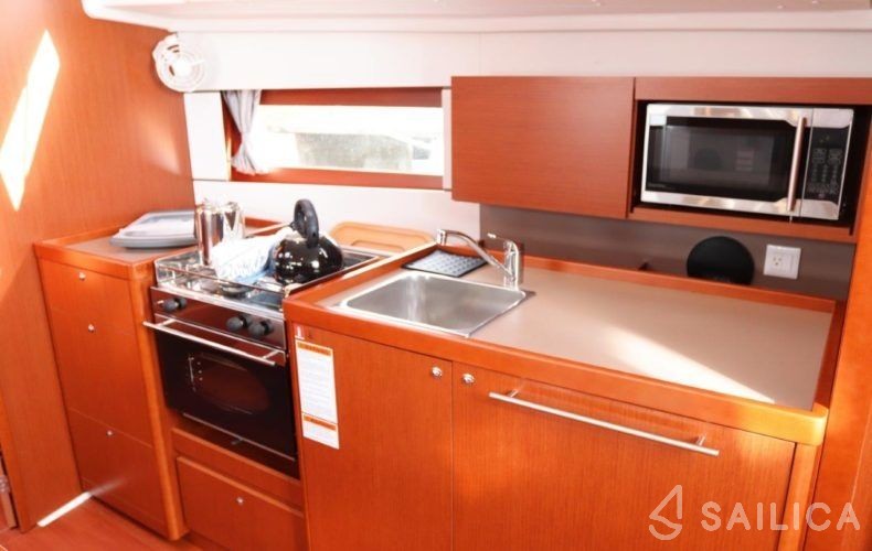 Oceanis 38.1 - Yacht Charter Sailica