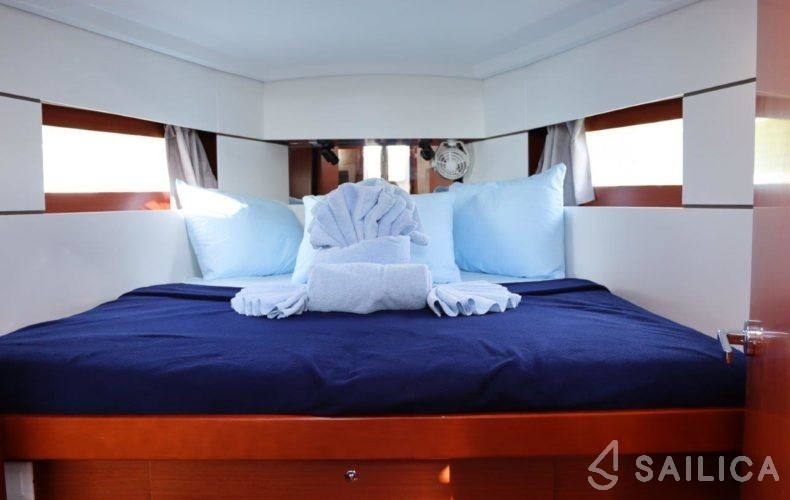 Oceanis 38.1 - Yacht Charter Sailica