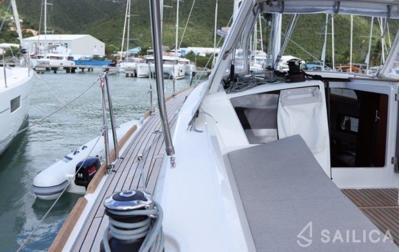 Oceanis 38.1 - Yacht Charter Sailica