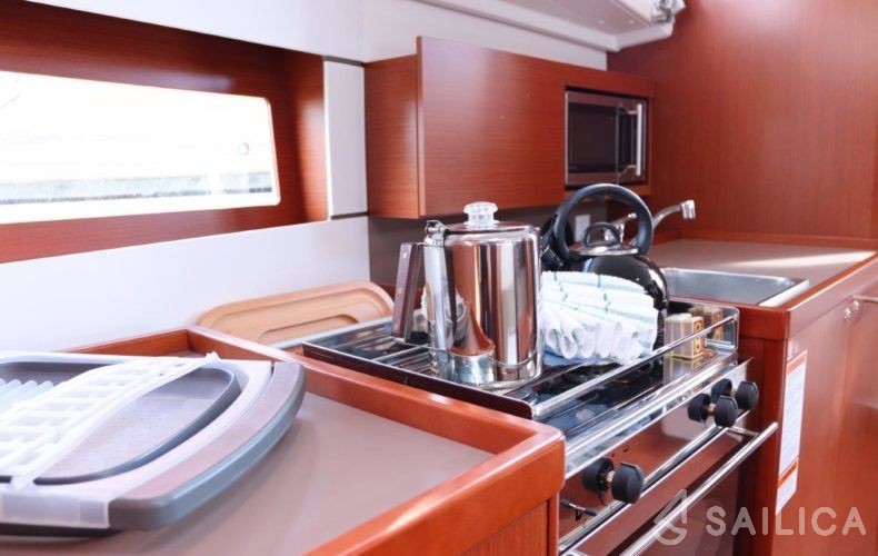 Oceanis 38.1 - Yacht Charter Sailica