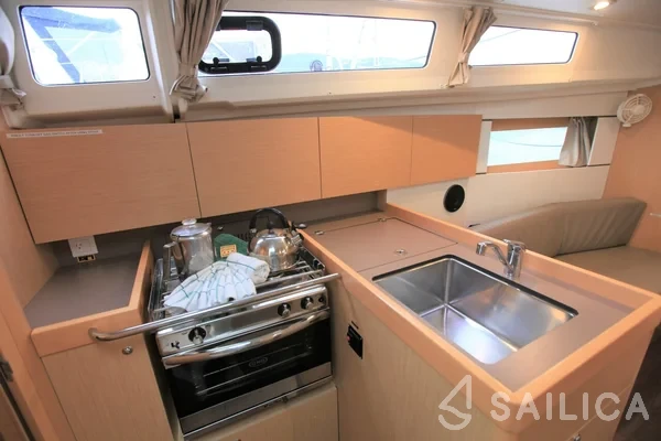 Oceanis 35.1 - Yacht Charter Sailica