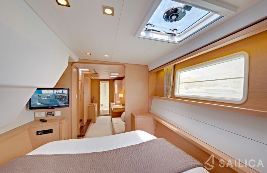 Lagoon 450  Flybridge - Yacht Charter Sailica