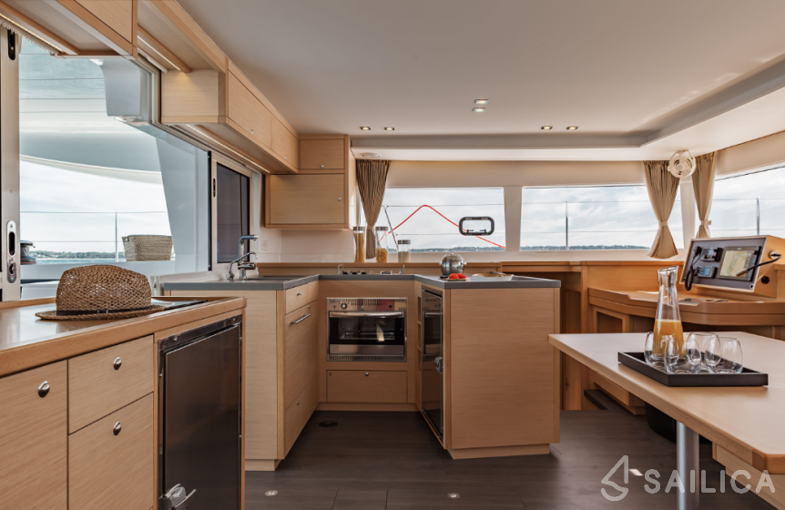 Lagoon 450  Flybridge - Yacht Charter Sailica