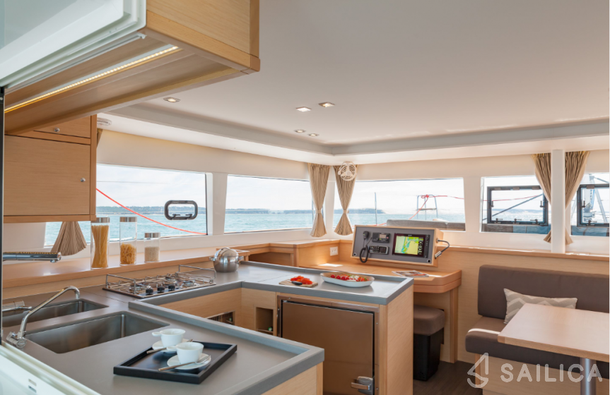 Lagoon 450  Flybridge - Yacht Charter Sailica