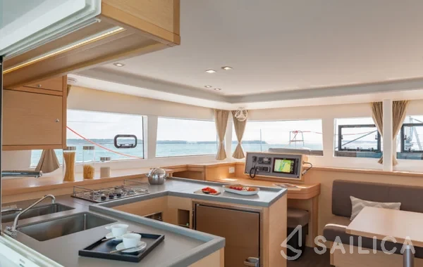 Lagoon 450  Flybridge - Yacht Charter Sailica
