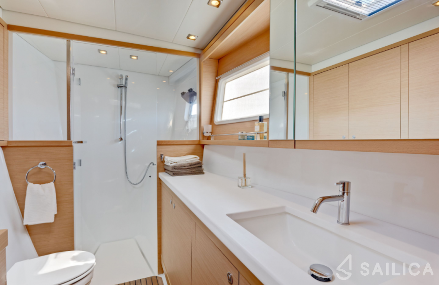 Lagoon 450  Flybridge - Yacht Charter Sailica