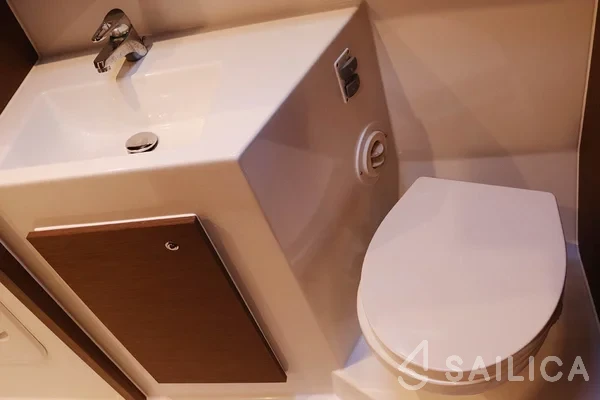 Lagoon 42 - Yacht Charter Sailica