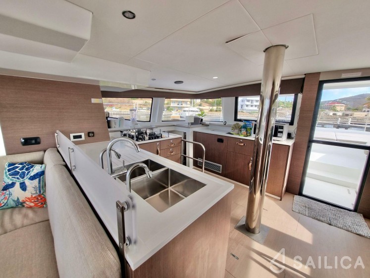 Bali 4.6 - Yacht Charter Sailica