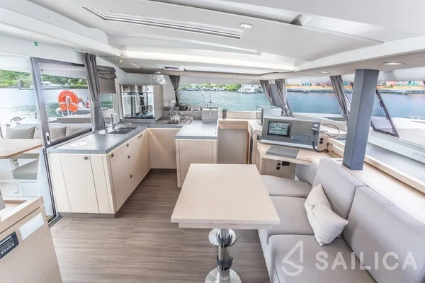Astréa 42 - Yacht Charter Sailica