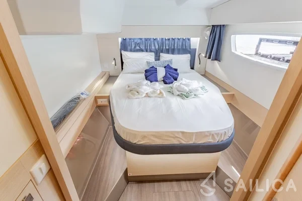 Astréa 42 - Yacht Charter Sailica