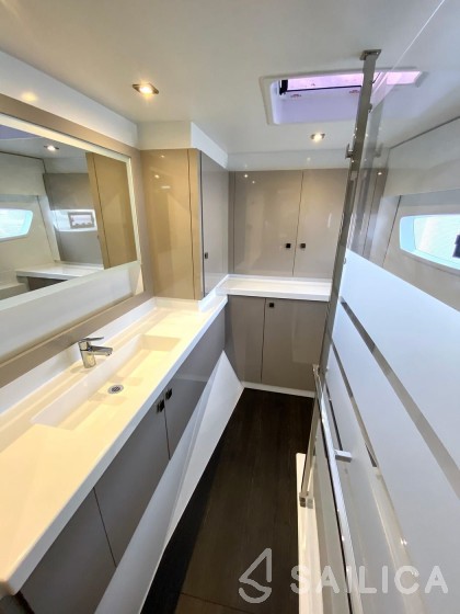 Astréa 42 - Yacht Charter Sailica