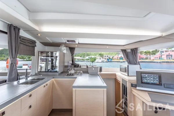 Astréa 42 - Yacht Charter Sailica