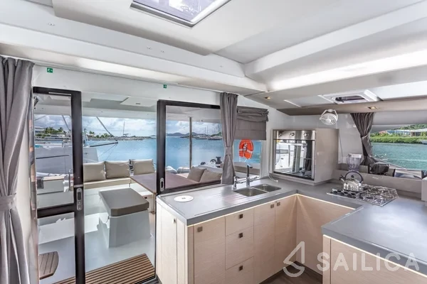 Astréa 42 - Yacht Charter Sailica