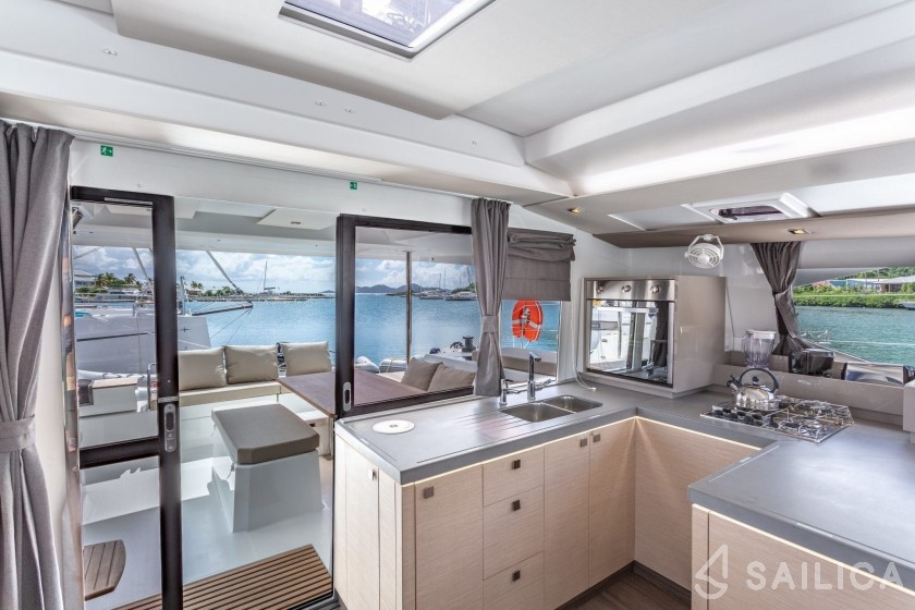 Astréa 42 - Yacht Charter Sailica