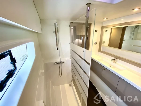 Astréa 42 - Yacht Charter Sailica