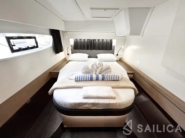 Astréa 42 - Yacht Charter Sailica
