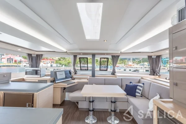 Astréa 42 - Yacht Charter Sailica